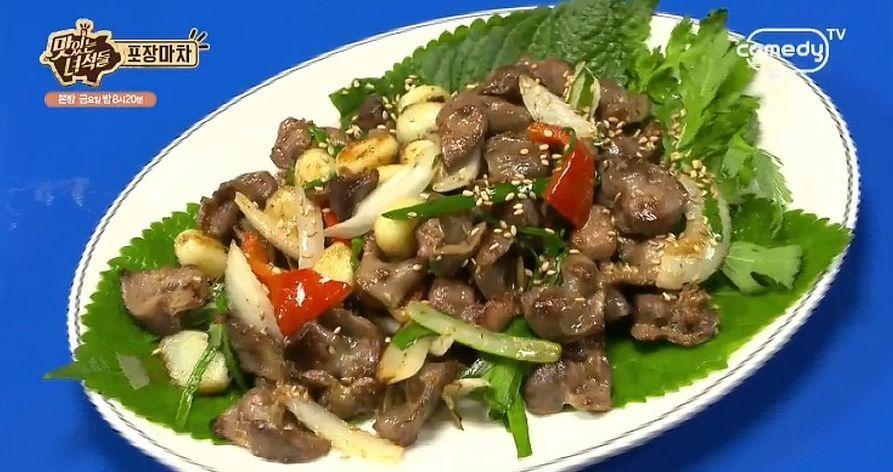 炒雞胗呈現出鮮嫩的肉質及香辛的調味，展示韓國布帳馬車中與燒酒搭配的佳餚之一。